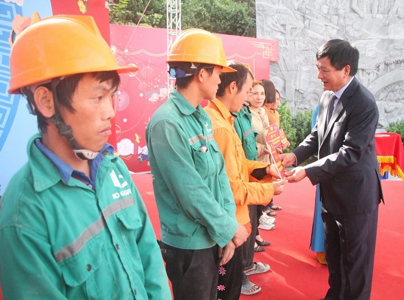 Chủ tịch Ủy ban nhân dân tỉnh Điện Biên trao quà, động viên đoàn viên, người lao động tại chương trình "Tết sum vầy-Xuân chia sẻ" tại Điện Biên.