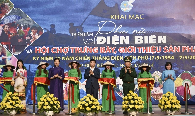 Các đại biểu cắt băng khai mạc triển lãm ảnh "Phụ nữ với Điện Biên".