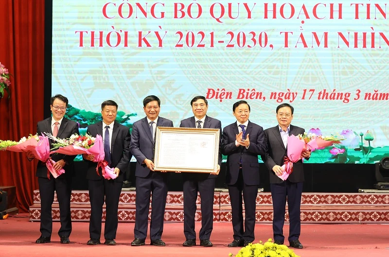 Đồng chí Trần Hồng Hà, Phó Thủ tướng Chính phủ trao quyết định công bố quy hoạch tỉnh Điện Biên cho các đồng chí lãnh đạo Tỉnh ủy, Hội đồng nhân dân, Ủy ban nhân dân tỉnh Điện Biên.
