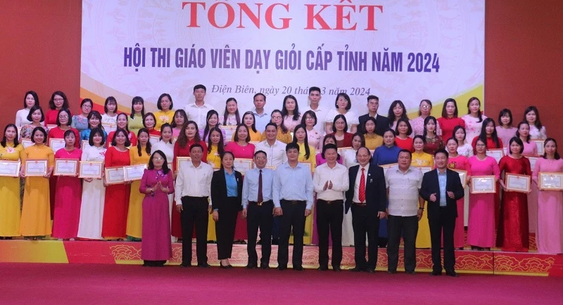 Lãnh đạo Sở Giáo dục và Đào tạo Điện Biên cùng đại diện lãnh đạo các sở, ngành tặng hoa, chúc mừng các thầy, cô giáo được công nhận giáo viên dạy giỏi cấp tỉnh, năm học 2023-2024.