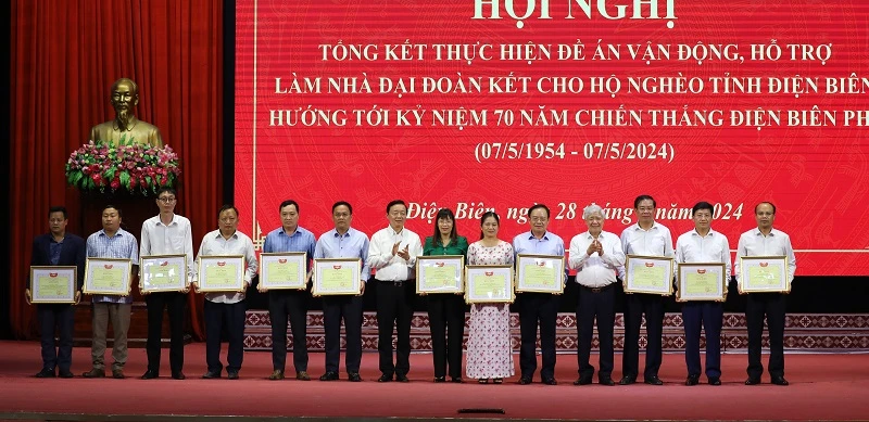 Đồng chí Đỗ Văn Chiến, Bí thư Trung ương Đảng, Chủ tịch Ủy ban Trung ương Mặt trận Tổ quốc Việt Nam trao Bằng khen tặng các cá nhân có nhiều đóng góp trong thực hiện Đề án 09 tại tỉnh Điện Biên.