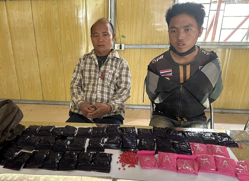 Sua Sè Vàng và Cha Vàng cùng tang vật 8.000 viên ma tuý tổng hợp.