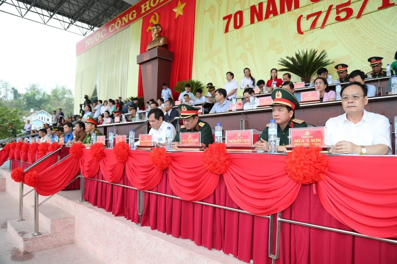 Đại biểu Đoàn Chủ tịch đồng chủ trì buổi sơ duyệt sáng 3/5.