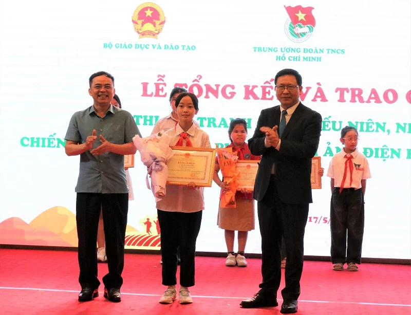Trao giải Nhất cho em Nguyễn Lê Hà Linh, học sinh lớp 7B2, Trường trung học cơ sở Mường Thanh, thành phố Điện Biên Phủ, tỉnh Điện Biên.