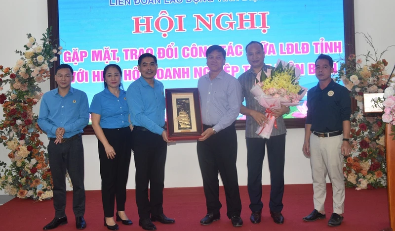 Đồng chí Tẩn Minh Long, Chủ tịch Liên đoàn Lao động tỉnh tặng quà lưu niệm, chúc mừng các doanh nhân, Hiệp hội Doanh nghiệp tỉnh Điện Biên.