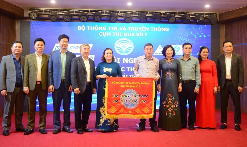 Giám đốc Đài Phát thanh-Truyền hình tỉnh Điện Biên Lường Văn Xuyên trao Cờ đăng cai Cụm trưởng Cụm thi đua số 1 (năm 2025) cho Đài Phát thanh-Truyền hình tỉnh Yên Bái.