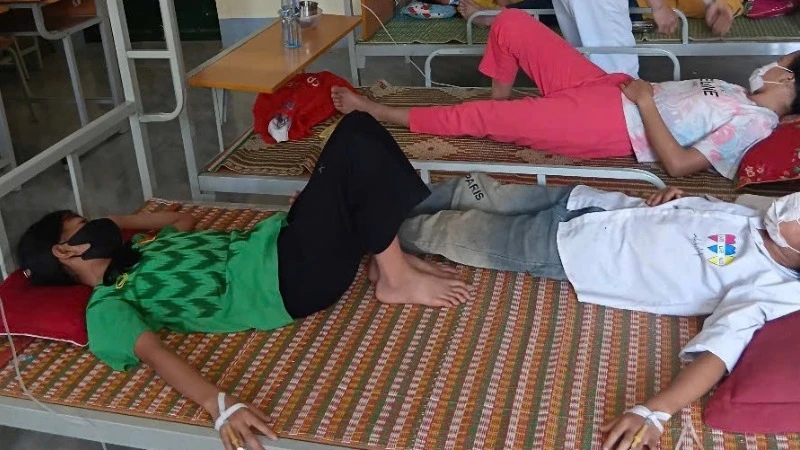 Học sinh Trường trung học cơ sở Mường Pồn đang được cách ly, điều trị bệnh lỵ tại trường.