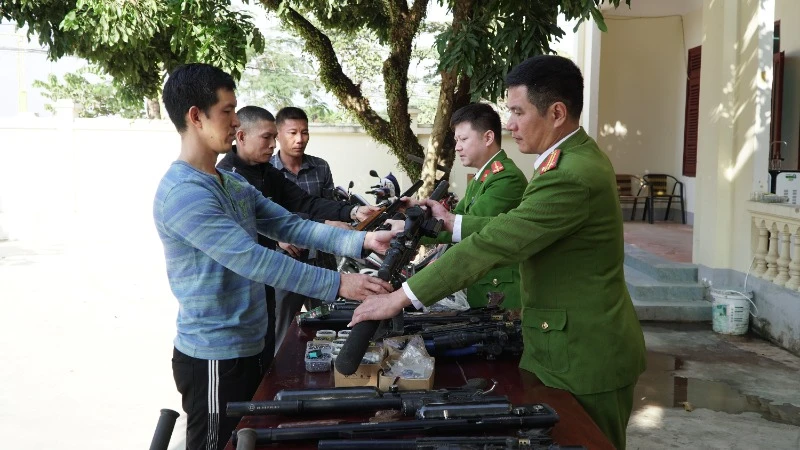 Người dân trên địa bàn tỉnh Điện Biên tự nguyện giao nộp vũ khí cho Công an.