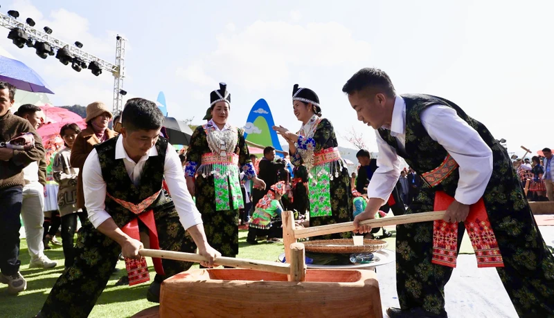 Đồng bào dân tộc H'Mông tỉnh Điện Biên thi giã bánh dày trong Ngày Tết truyền thống của dân tộc.