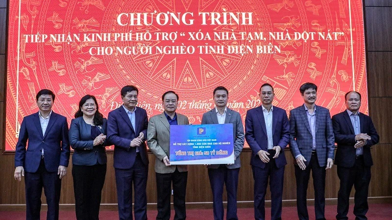 Lãnh đạo Tập đoàn Xăng dầu Việt Nam trao kinh phí xóa nhà tạm, nhà dột nát cho hộ nghèo tỉnh Điện Biên.