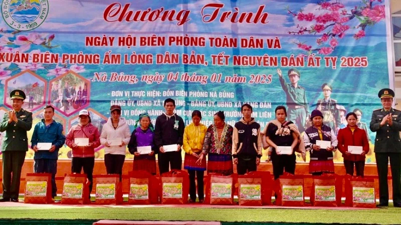 Lãnh đạo Bộ Chỉ huy Bộ đội Biên phòng tỉnh Điện Biên tặng quà các gia đình trên địa bàn hai xã Nà Bủng, Vàng Đán. 