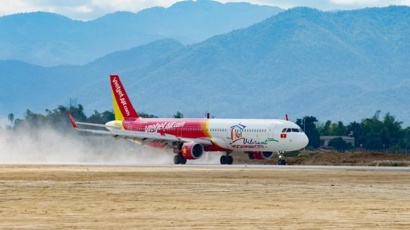Tàu bay của Hãng Hàng không Vietjet tại sân bay Điện Biên Phủ. 