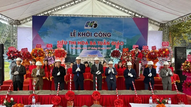 Các đồng chí lãnh đạo huyện Tuần Giáo cùng Công ty trách nhiệm hữu hạn Giáo dục và Thương mại Dịch vụ Hoa Ba thực hiện nghi thức khởi công xây dựng siêu thị Hoa Ba Tuần Giáo. 