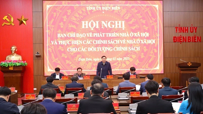 Đồng chí Trần Quốc Cường, Ủy viên Trung ương Đảng, Bí thư Tỉnh ủy Điện Biên, phát biểu chỉ đạo tại cuộc họp tháo gỡ khó khăn trong thực hiện các chính sách về nhà ở xã hội tại Điện Biên. (Ảnh: LÊ LAN)
