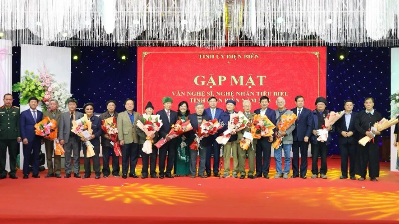 Các đồng chí lãnh đạo Tỉnh ủy, Hội đồng nhân dân và Ủy ban nhân dân tỉnh Điện Biên tặng quà, chúc mừng các văn nghệ sĩ, nghệ nhân tiêu biểu của tỉnh Điện Biên.