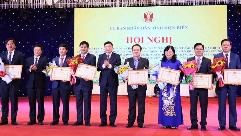 Đồng chí Trần Quốc Cường, Ủy viên Trung ương Đảng, Bí thư Tỉnh ủy Điện Biên trao Bằng khen của Thủ tướng Chính phủ tặng các cá nhân. 