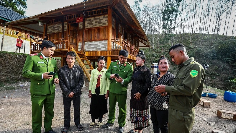 Cán bộ chiến sĩ Công an tỉnh Điện Biên hướng dẫn nhân dân xã Hua Thanh, huyện Điện Biên cài đặt ứng dụng VNeID trên điện thoại.