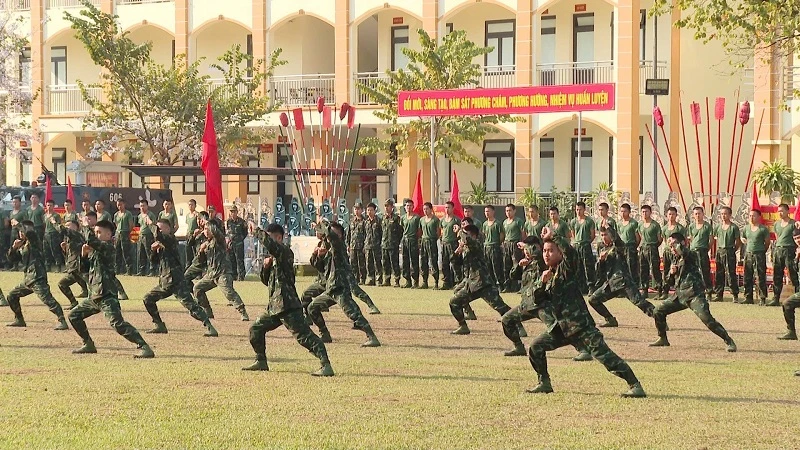Chiến sĩ các đơn vị lực lượng vũ trang tỉnh Điện Biên biểu diễn võ thuật tại lễ phát động thi đua cao điểm "Thần tốc-Quyết thắng". (Ảnh: ĐỨC HẠNH)