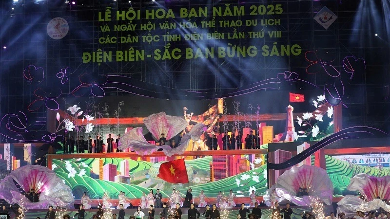 Chương trình văn nghệ đặc sắc chào mừng khai mạc Lễ hội Hoa Ban Điện Biên 2025 thu hút sự theo dõi của rất đông nhân dân, du khách.