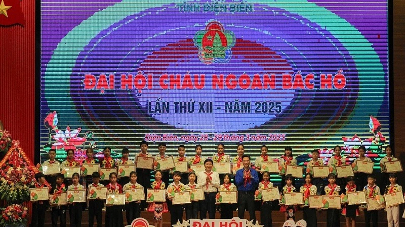 Đồng chí Mùa A Vảng, Chủ tịch Ủy ban Mặt trận Tổ quốc Việt Nam tỉnh Điện Biên cùng anh Đặng Thành Huy, Bí thư Tỉnh đoàn Điện Biên trao thưởng các đội viên xuất sắc.