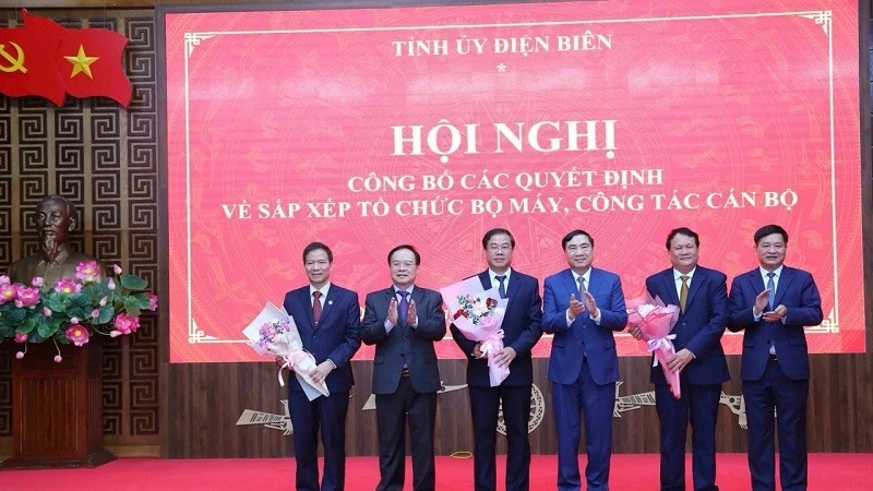 Đồng chí Đặng Xuân Vịnh (thứ hai từ phải sang) là người đã tự nguyện nghỉ hưu trước tuổi theo Nghị định 178/2024/NĐ-CP nhưng đang còn vướng mắc trong áp dụng chế độ giữa các nghị định. 