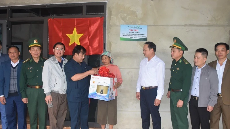 Đồng chí Vừ A Bằng, Phó Chủ tịch Ủy ban nhân dân tỉnh Điện Biên cùng đại diện lãnh đạo các ngành gắn biển, trao nhà đại đoàn kết tặng hộ nghèo ở bản Chăn Nuôi, xã Phìn Hồ, huyện Nậm Pồ, tỉnh Điện Biên. 