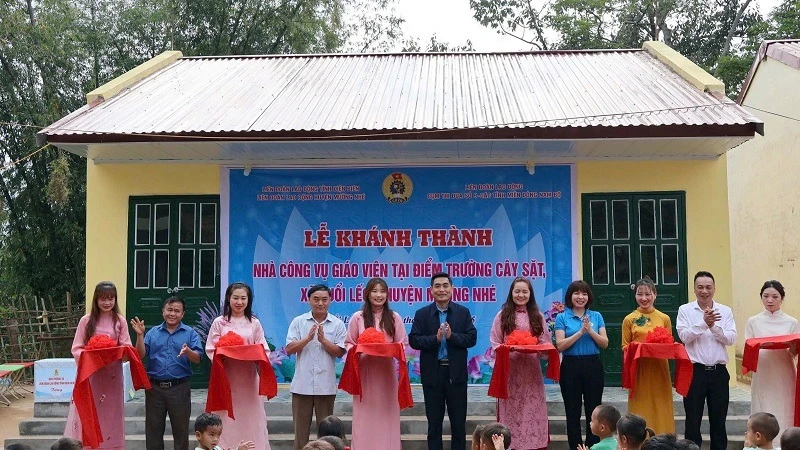 Cắt băng khánh thành nhà công vụ tại điểm trường Cây Sặt. 