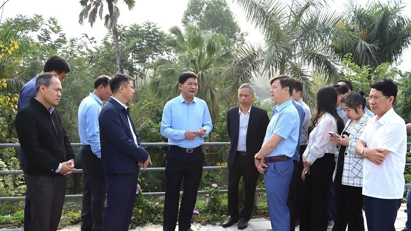 Đồng chí Lê Thành Đô (người giữa ảnh), Chủ tịch Ủy ban nhân dân tỉnh Điện Biên kiểm tra thực địa thi công tại Dự án quản lý đa thiên tai lưu vực sông Nậm Rốm.