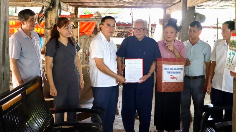Chủ tịch Ủy ban nhân dân thành phố Điện Biên Phủ Nguyễn Quang Hưng trao quyết định cấp đất cho người dân.