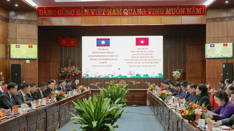 Thượng tướng Suvon Luongbunmi, Phó Chủ tịch Quốc hội nước Cộng hòa Dân chủ Nhân dân Lào cùng đoàn công tác của Quốc hội Lào làm việc tại tỉnh Điện Biên.