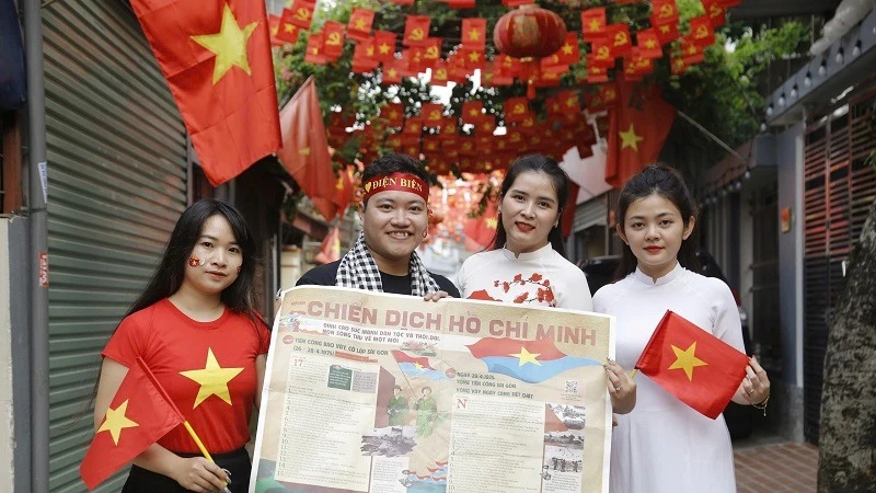 Các bạn trẻ Điện Biên vô cùng thích thú khi được tìm hiểu lịch sử bằng phụ san đặc biệt của Báo Nhân Dân. 