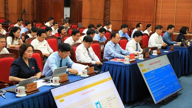 Đại biểu Hội đồng nhân dân tỉnh Điện Biên ấn nút thông qua nghị quyết sắp xếp đơn vị hành chính cấp xã.