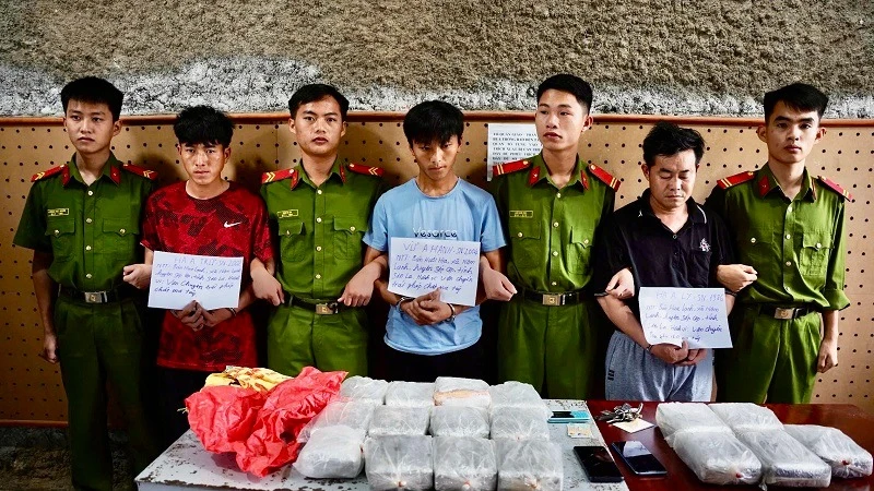 3 đối tượng: Hạ A Ly, Vừ A Hạnh và Hà A Trừ cùng tang vật khi bị lực lượng chức năng bắt giữ. (Ảnh: Công an Điện Biên)