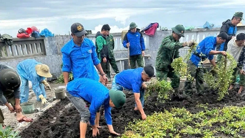 Đoàn viên thanh niên xã Sín Thầu, huyện Mường Nhé trồng cây quanh khuôn viên Cột cờ A Pa Chải.