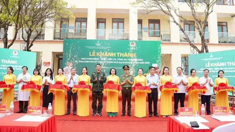 Đại diện lãnh đạo Công an tỉnh Điện Biên và các đơn vị tài trợ cắt băng khánh thành, đưa công trình nhà khám, chữa bệnh Bệnh viện 7/5 vào sử dụng.