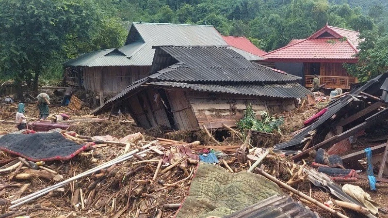 Lũ quét tràn về xã Mường Pồn, huyện Điện Biên vào rạng sáng ngày 25/7/2024 làm hàng trăm ngôi nhà của người dân bị đổ sập, hư hỏng phải di dời khẩn cấp. 