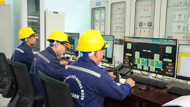 Công nhân nhà máy Thủy điện Mường Mươn vận hành hệ thống tại nhà máy. 