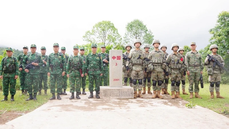 Đội tuần tra của hai bên kiểm tra cột mốc số 3. (Ảnh: ANH DŨNG)