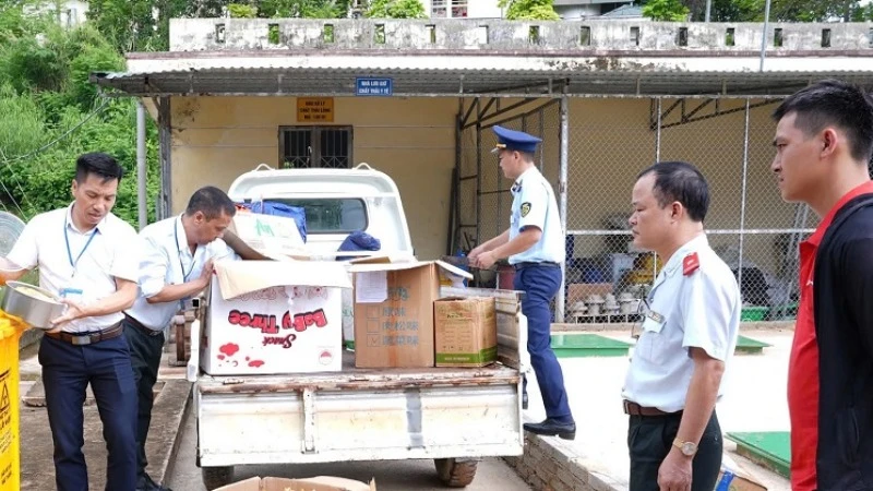 Đoàn kiểm tra liên ngành chứng kiến tiêu hủy thực phẩm không rõ nguồn gốc. (Ảnh: CDC ĐIỆN BIÊN)
