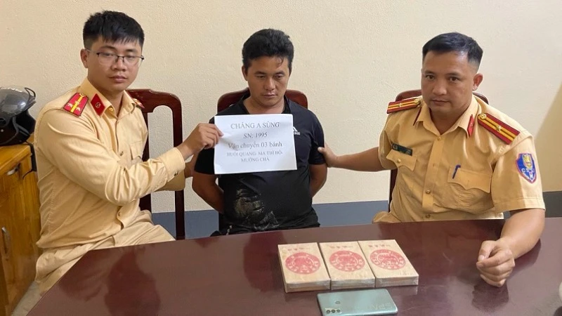 Đối tượng Cháng A Sùng cùng tang vật khi bị lực lượng chức năng bắt giữ. Ảnh: TRANG TRUNG