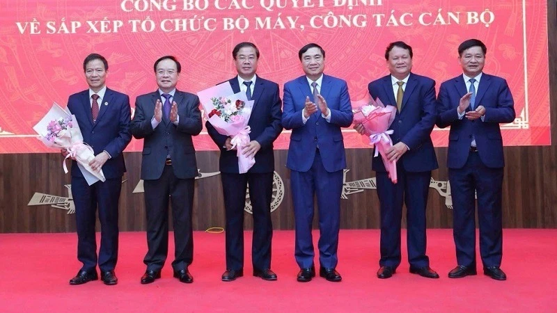Các đồng chí lãnh đạo Tỉnh ủy, Ủy ban nhân dân tỉnh Điện Biên tặng hoa chúc mừng và cảm ơn các đồng chí lãnh đạo các ban, ngành đã tự nguyện nghỉ hưu trước tuổi để tạo thuận lợi cho công tác sắp xếp, tinh gọn bộ máy của Điện Biên.