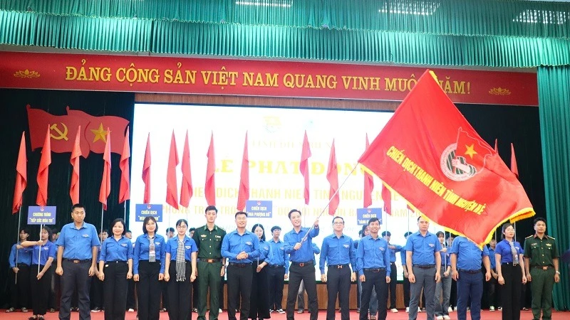 Anh Đặng Thành Huy, Bí thư Tỉnh đoàn Điện Biên thực hiện nghi thức khởi động Chiến dịch Thanh niên tình nguyện hè năm 2025. 