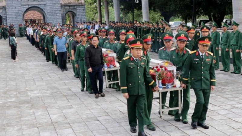 Cán bộ, chiến sĩ các lực lượng vũ trang và nhân dân các dân tộc tỉnh Điện Biên thành kính trong lễ truy điệu, an táng hài cốt liệt sĩ tại Nghĩa trang Liệt sĩ Tông Khao.