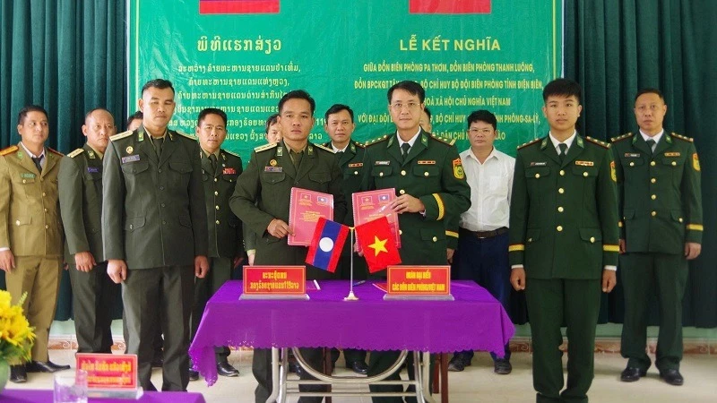 Đại diện lãnh đạo các Đồn Biên phòng thuộc Bộ đội Biên phòng Điện Biên và Đại đội Biên phòng 119 trao biên bản ký kết thực hiện quy chế kết nghĩa. Ảnh: ANH DŨNG