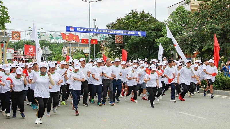 Chiều muộn ngày 26/5 hàng nghìn vận động viên là giáo viên, học sinh các trường học tại Điện Biên hào hứng tham gia giải chạy trong Ngày Olympic trẻ em tại Điện Biên.