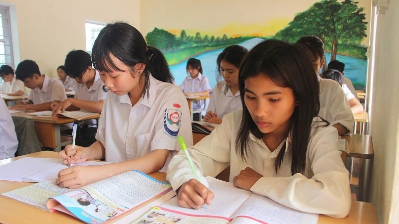 Học sinh Trường trung học cơ sở Thanh Nưa miệt mài ôn luyện để sẵn sàng tham dự kỳ thi vào lớp 10 năm học 2025-2026. (Ảnh: BÍCH HẠNH)