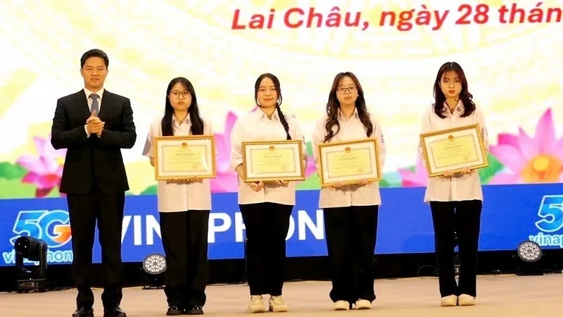 Trao phần thưởng cho các học sinh đạt thành tích cao trong kỳ thi học sinh giỏi quốc gia. (Ảnh: ANH TUẤN)