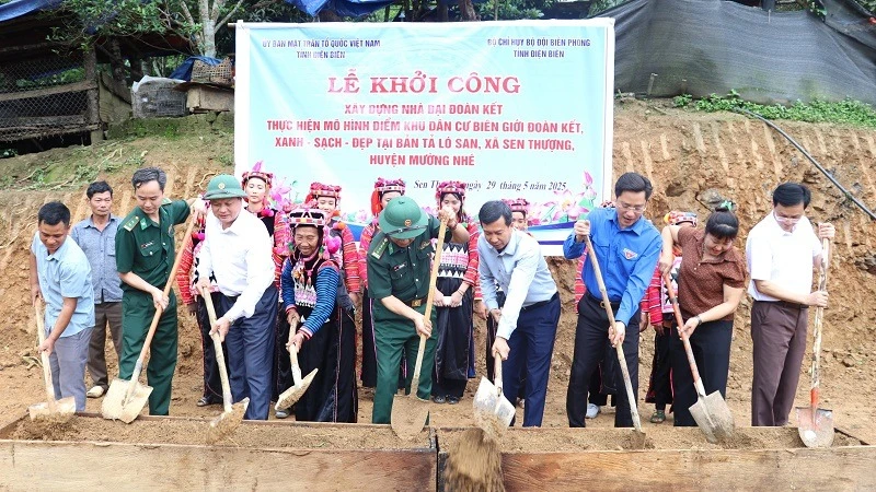 Đại biểu khởi công xây dựng nhà trình tường truyền thống đồng bào dân tộc Hà Nhì tại bản Tả Ló San. 