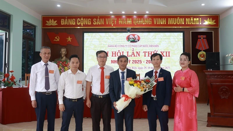 Đồng chí Nguyễn Lệ Quế, Bí thư Đảng bộ, Chủ tịch Hội đồng quản trị Công ty cổ phần cấp nước Điện Biên cùng các đồng chí trong Ban chấp hành Đảng bộ khóa 12, nhận hoa chúc mừng từ các đoàn thể Công ty.