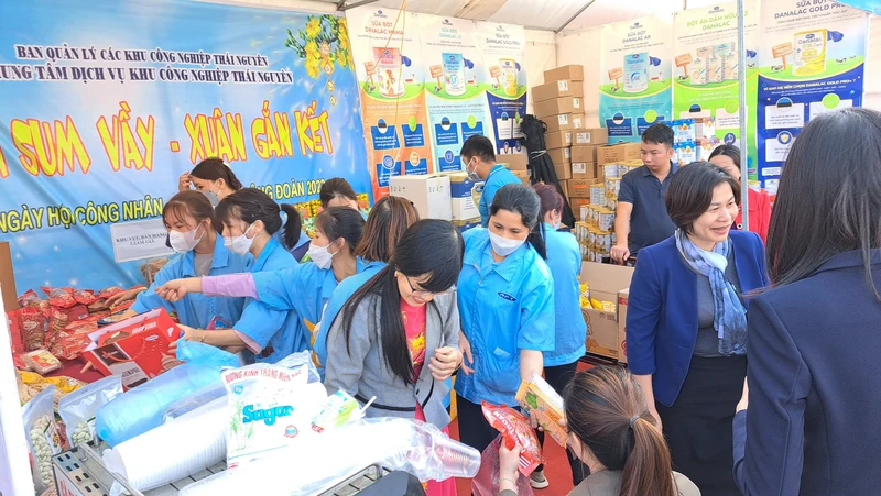 Công nhân mua hàng tại phiên chợ công đoàn 2023.